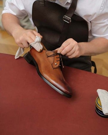 كريستيان لوبوتان يكشف عن عالم Sartorial .. الحرفية والفن في أحذية رجالية