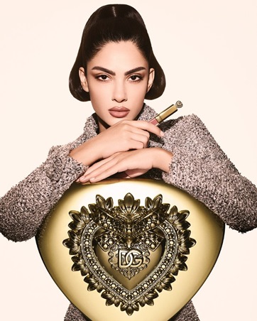 هدى المفتي تتألق بإطلالة ساحرة في حملة Dolce&Gabbana لموسم الأعياد 2025