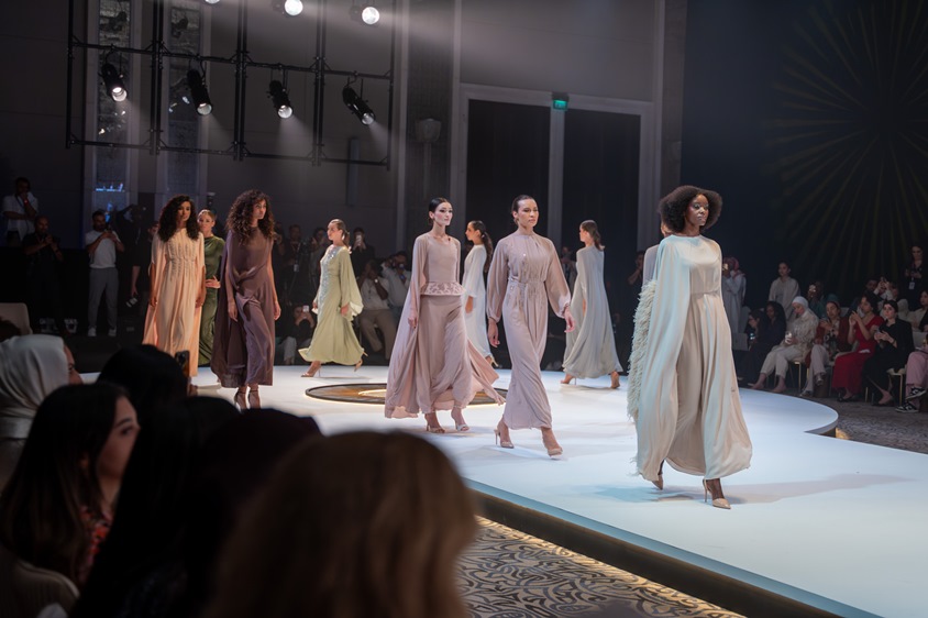 انطلاقة قوية لأسبوع أبوظبي للأزياء المحتشمة 2025 بتنوع أنيق وإبداعات الماركات العالمية
