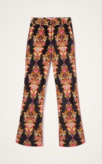 موسم 2026 بإطلالات مليئة بالسحر والحياة