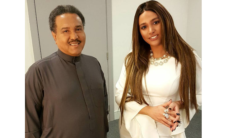 بالفيديو.. تغزّل محمد عبده بإعلامية حسناء يثير إعجاب جمهوره