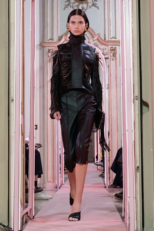 التناقضات تبرز أنوثتكِ في مجموعة Elisabetta Franchi لصيف 2026