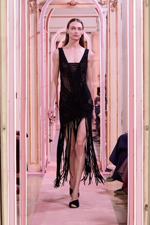 التناقضات تبرز أنوثتكِ في مجموعة Elisabetta Franchi لصيف 2026