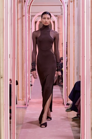 التناقضات تبرز أنوثتكِ في مجموعة Elisabetta Franchi لصيف 2026