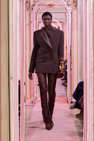 التناقضات تبرز أنوثتكِ في مجموعة Elisabetta Franchi لصيف 2026