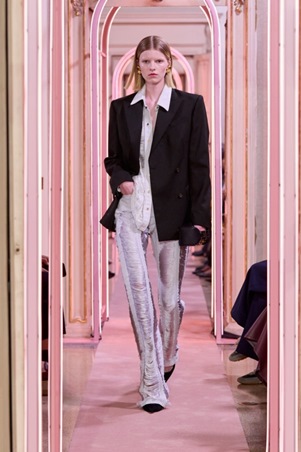 التناقضات تبرز أنوثتكِ في مجموعة Elisabetta Franchi لصيف 2026