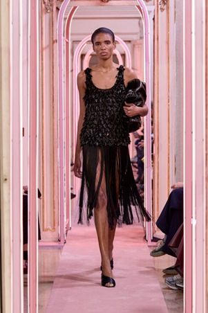 التناقضات تبرز أنوثتكِ في مجموعة Elisabetta Franchi لصيف 2026