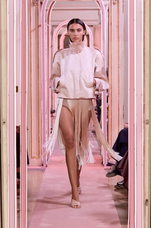 التناقضات تبرز أنوثتكِ في مجموعة Elisabetta Franchi لصيف 2026