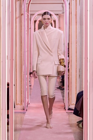 التناقضات تبرز أنوثتكِ في مجموعة Elisabetta Franchi لصيف 2026