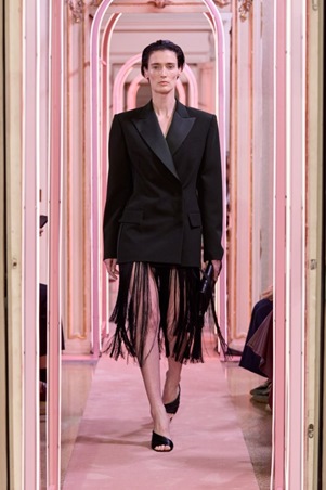 التناقضات تبرز أنوثتكِ في مجموعة Elisabetta Franchi لصيف 2026