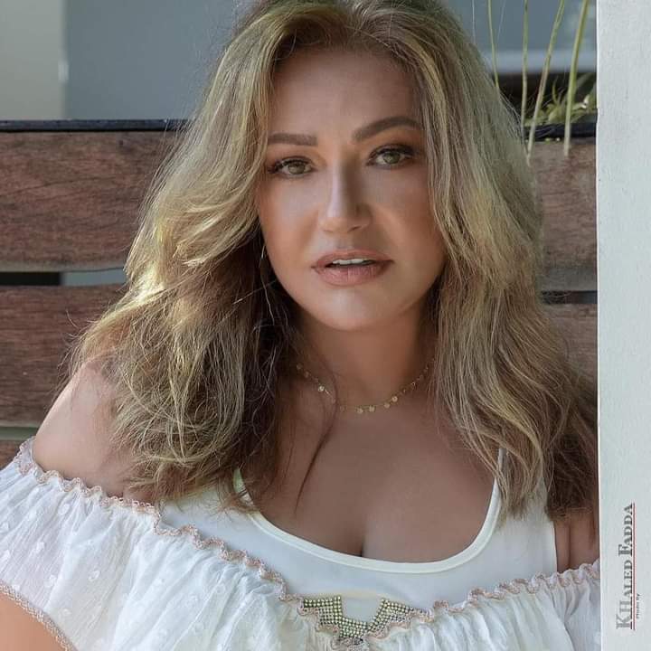 ليلى علوي حافية القدمين في أحدث جلسة تصوير