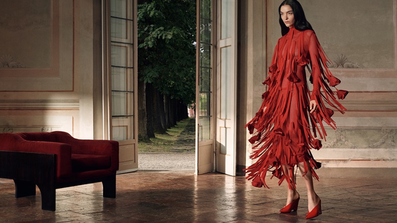 كأنكِ في فيلم إيطالي كلاسيكي.. حملة Ferragamo لخريف 2025 بعدسة سينمائية