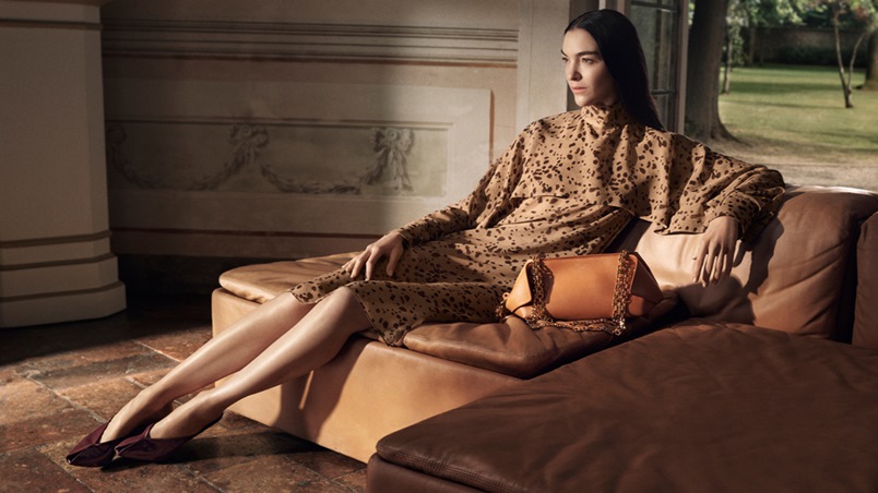 كأنكِ في فيلم إيطالي كلاسيكي.. حملة Ferragamo لخريف 2025 بعدسة سينمائية