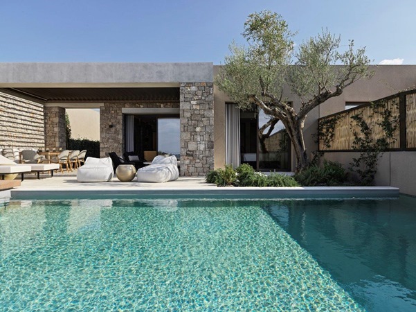 إقامة مرحة وفخمة ومستدامة في أحدث وجهة يونانية مطلع شهر أغسطس