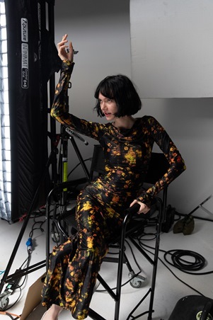 H&M  تشكيلة تعيدك إلى وهج الثمانينيات… بروح عصرية جريئة