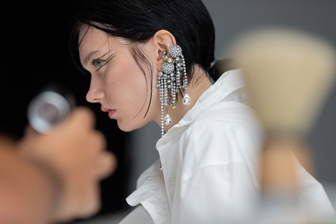 H&M  تشكيلة تعيدك إلى وهج الثمانينيات… بروح عصرية جريئة