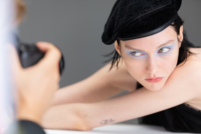 H&M  تشكيلة تعيدك إلى وهج الثمانينيات… بروح عصرية جريئة