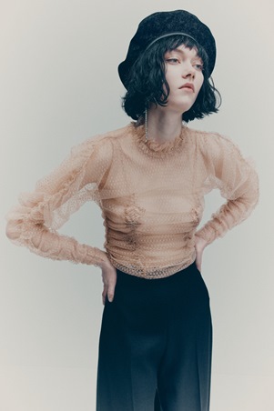 H&M  تشكيلة تعيدك إلى وهج الثمانينيات… بروح عصرية جريئة