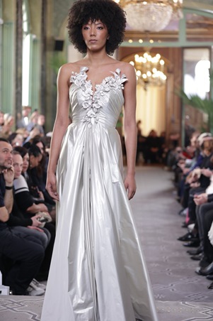 أزياء هويدا بريدي تعيد إحياء الفنون الحرفية التراثية السورية لتسطع في باريس