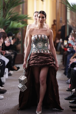 أزياء هويدا بريدي تعيد إحياء الفنون الحرفية التراثية السورية لتسطع في باريس