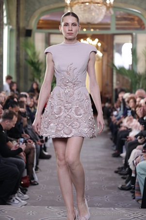 أزياء هويدا بريدي تعيد إحياء الفنون الحرفية التراثية السورية لتسطع في باريس