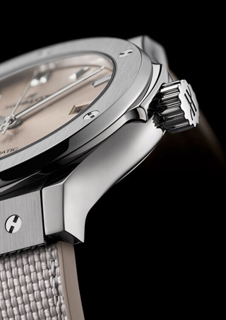 أناقة الرمادي والبنّي نقطة قوة في ساعات CLASSIC FUSION ESSENTIAL الجديدة من Hublot