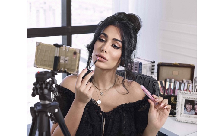 هدى قطّان تهاجم المؤثرين بسبب ترويجهم لعلامة كيم كارداشيان