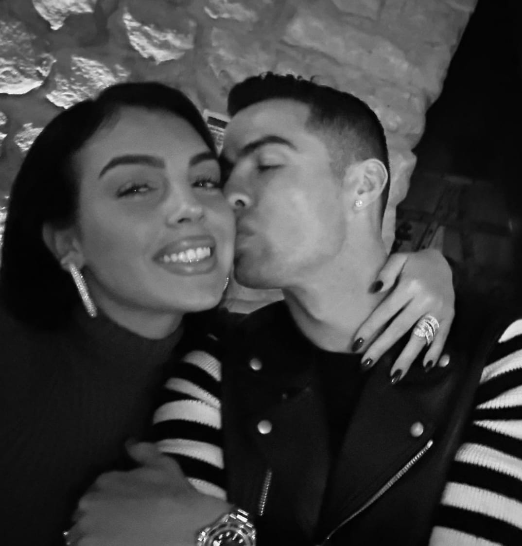 عشاء رومانسي وقُبلة بين كريستيانو رونالدو جورجينا رودريغز في الرياض