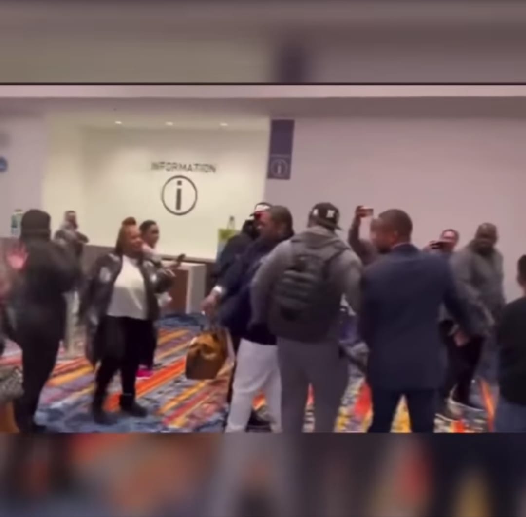 نجم الراب بستا رايمز يلقي بالمشروب على فتاة تحرشت به أمام الجميع