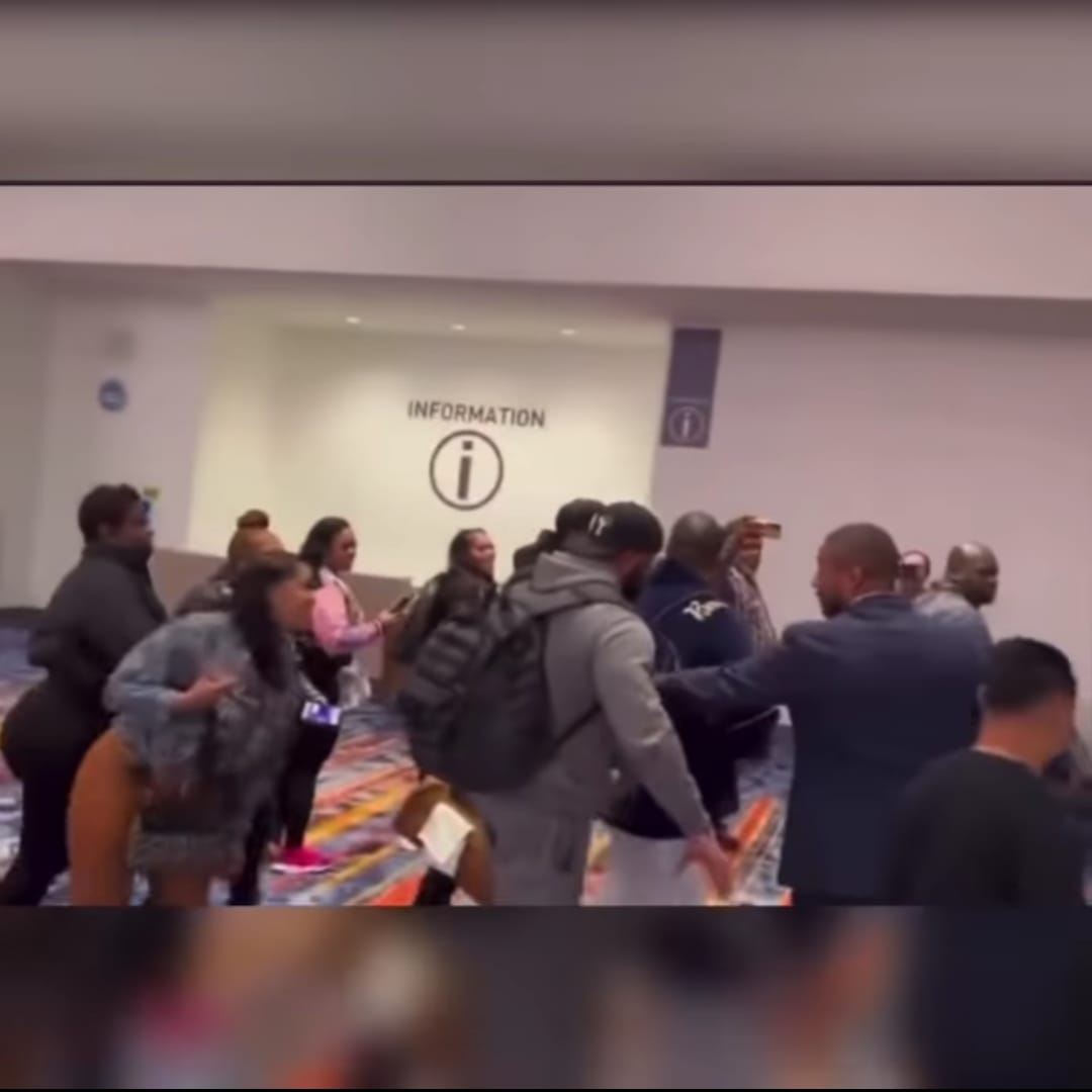 نجم الراب بستا رايمز يلقي بالمشروب على فتاة تحرشت به أمام الجميع