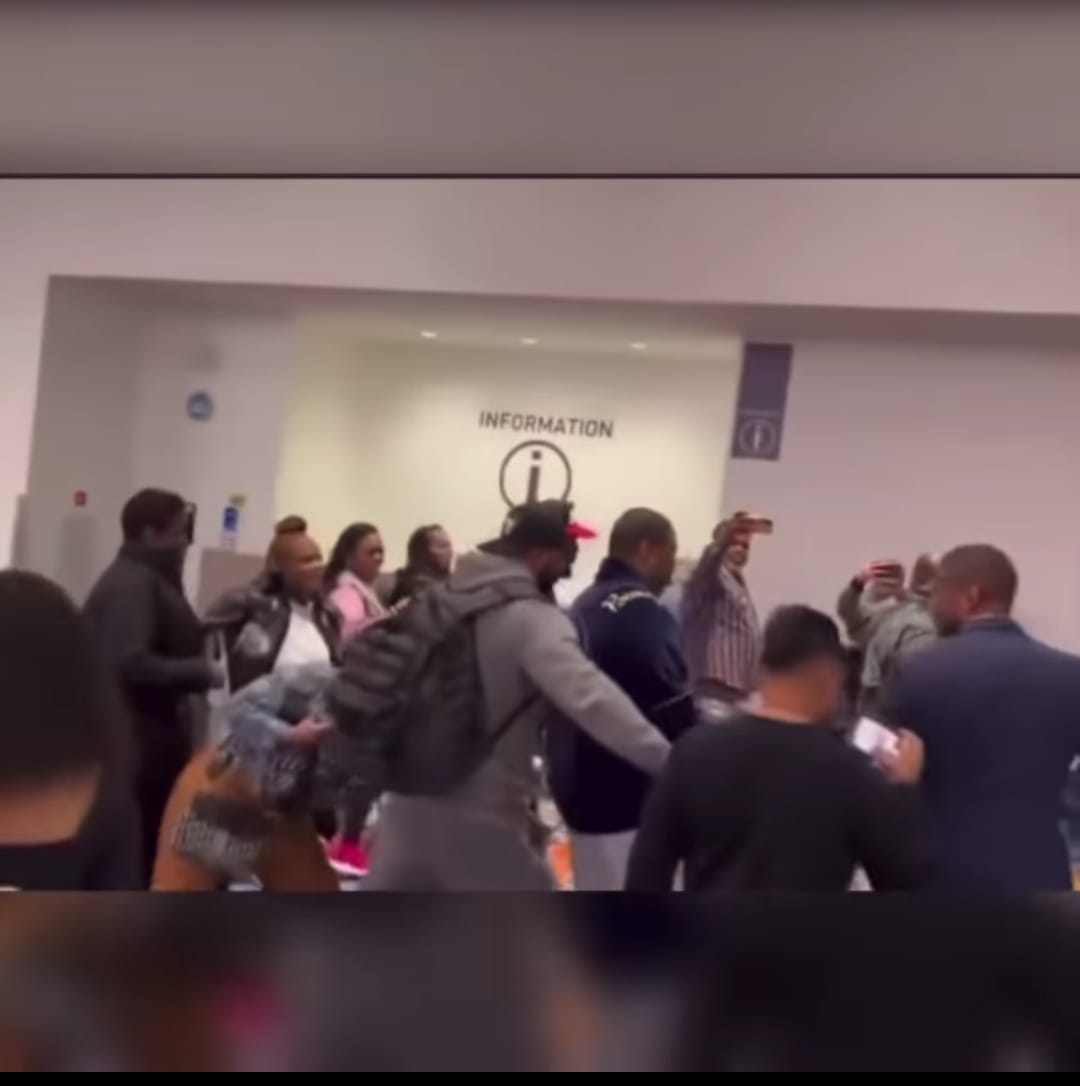 نجم الراب بستا رايمز يلقي بالمشروب على فتاة تحرشت به أمام الجميع