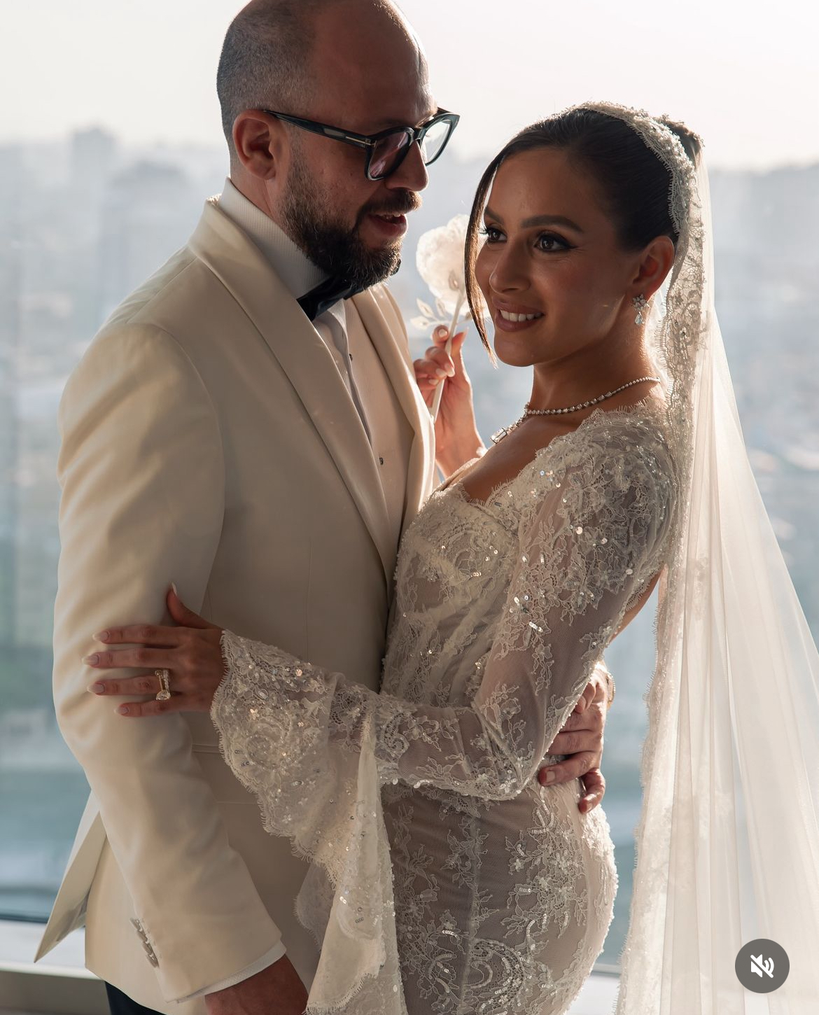الصور الأولى لجميلة عوض بفستان الزفاف قبل الحفل