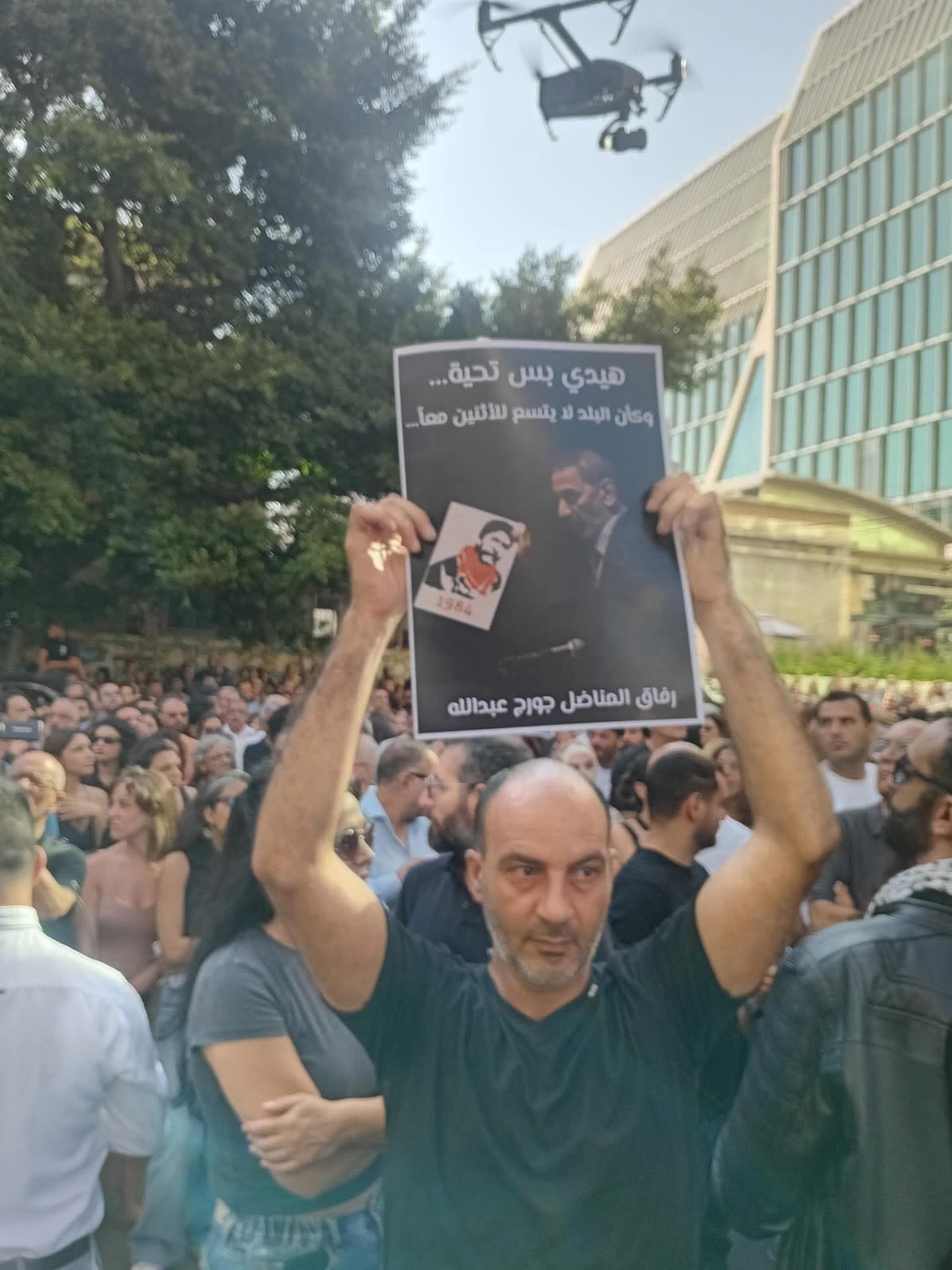 ظهور نادر للسيدة فيروز في مراسم تشييع جثمان نجلها زياد الرحباني