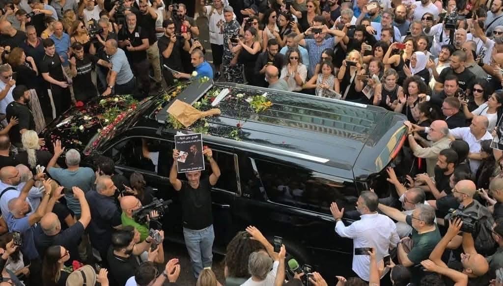 ظهور نادر للسيدة فيروز في مراسم تشييع جثمان نجلها زياد الرحباني