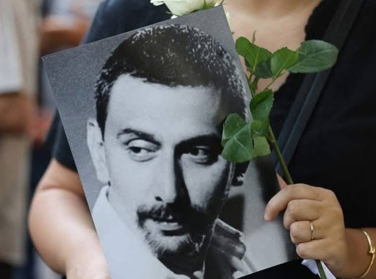 ظهور نادر للسيدة فيروز في مراسم تشييع جثمان نجلها زياد الرحباني