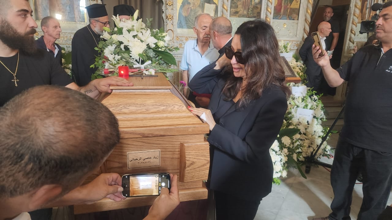 لطيفة تنهار باكية في عزاء زياد الرحباني