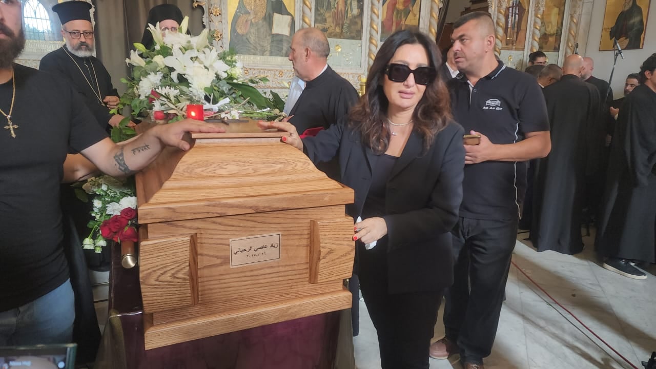 لطيفة تنهار باكية في عزاء زياد الرحباني