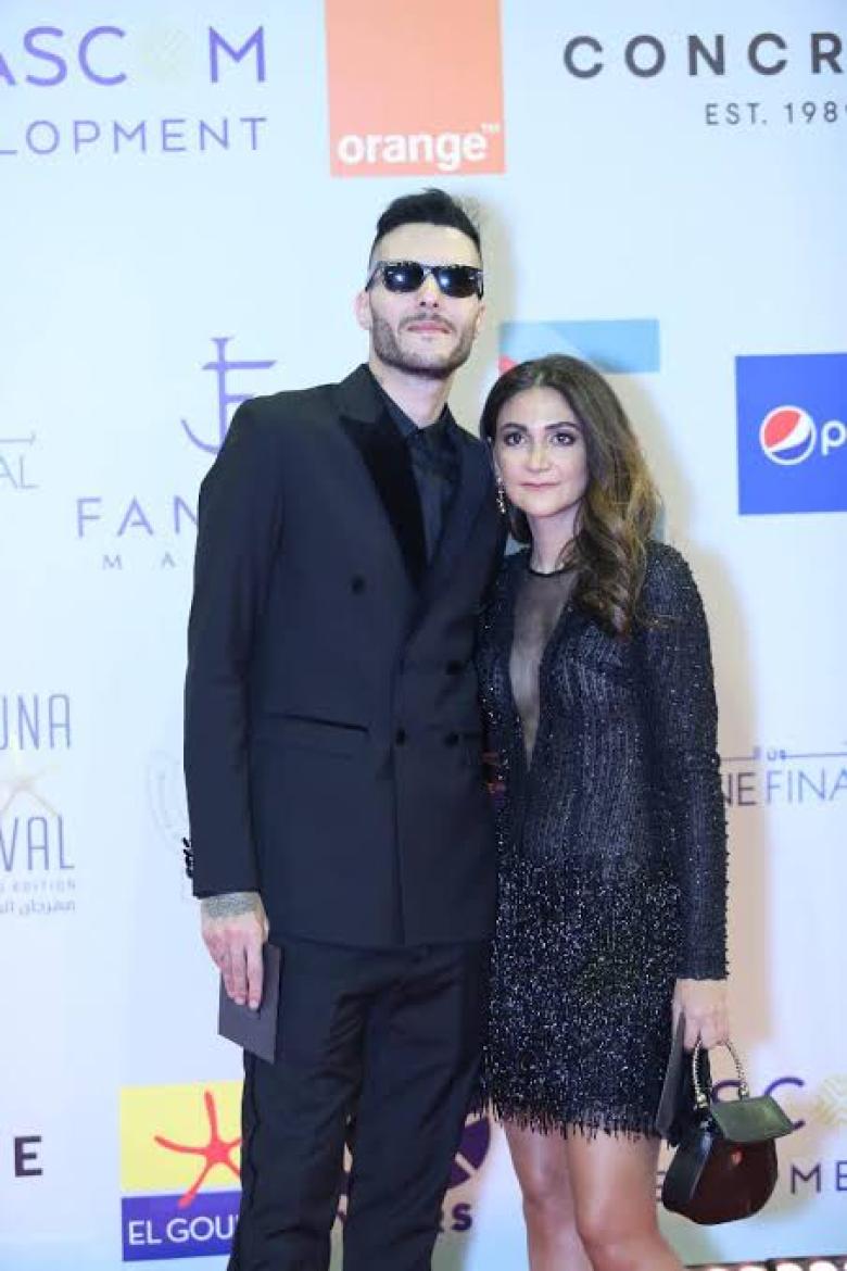 إشارة غير لائقة من أمير عيد تثير غضب الصحفيين في عزاء والد طليقته