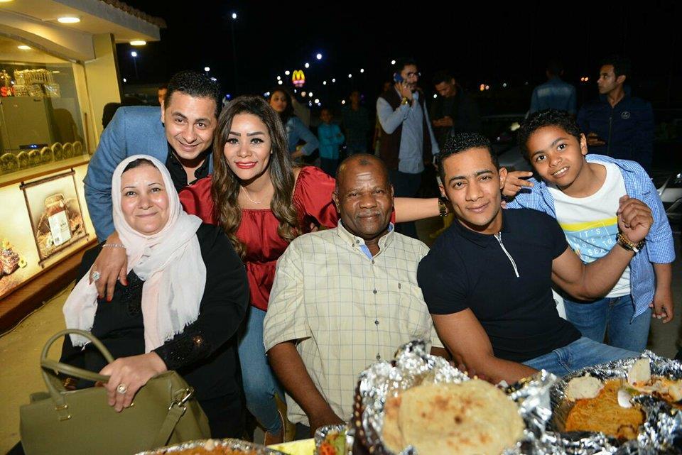 وفاة والد محمد رمضان والفنان يكشف عن موعد الجنازة