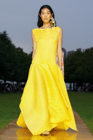 Prabal Gurung يستوحي تشكيلته من الملابس النيبالية والهندية التقليدية