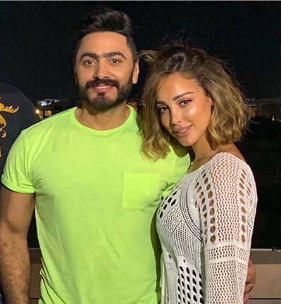 عرّافة تزعم أن بسمة بوسيل السبب في مرض تامر حسني… ما رد فعلها؟