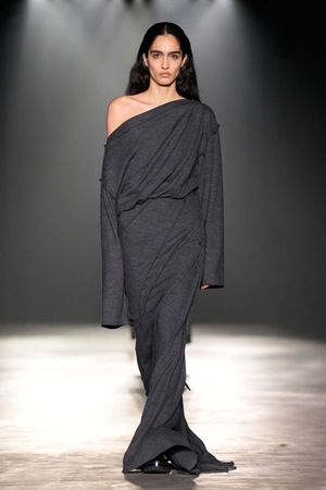 Jason Wu يخرج من منطقة الراحة إلى التطور في مجموعة خريف وشتاء 2024