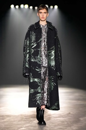 Jason Wu يخرج من منطقة الراحة إلى التطور في مجموعة خريف وشتاء 2024