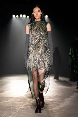 Jason Wu يخرج من منطقة الراحة إلى التطور في مجموعة خريف وشتاء 2024