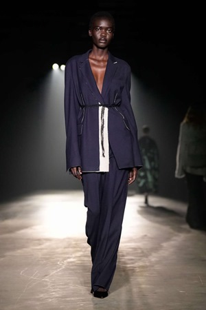 Jason Wu يخرج من منطقة الراحة إلى التطور في مجموعة خريف وشتاء 2024