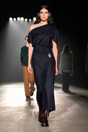 Jason Wu يخرج من منطقة الراحة إلى التطور في مجموعة خريف وشتاء 2024