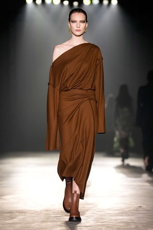 Jason Wu يخرج من منطقة الراحة إلى التطور في مجموعة خريف وشتاء 2024