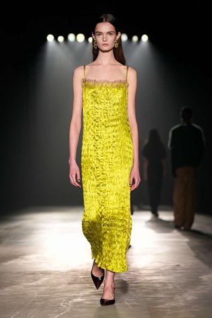 Jason Wu يخرج من منطقة الراحة إلى التطور في مجموعة خريف وشتاء 2024