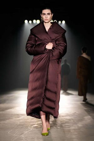 Jason Wu يخرج من منطقة الراحة إلى التطور في مجموعة خريف وشتاء 2024