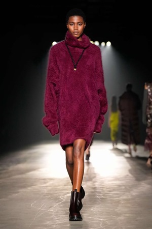 Jason Wu يخرج من منطقة الراحة إلى التطور في مجموعة خريف وشتاء 2024